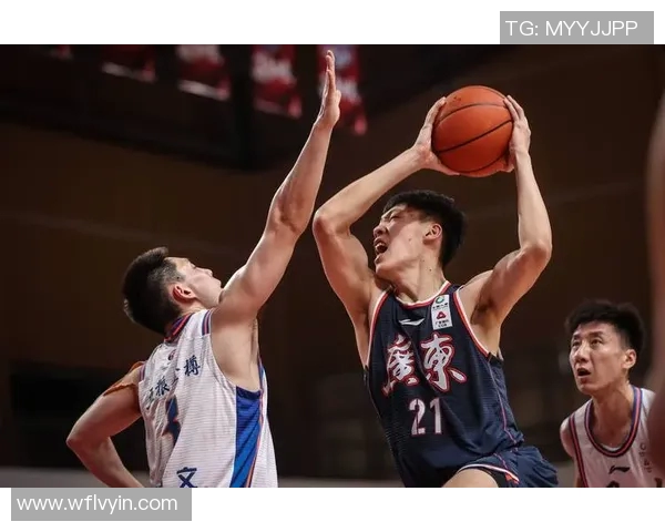 广东东莞男篮迎战深圳队全力争胜展现篮球激情与团队精神
